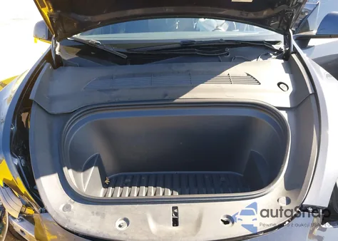 2024 Tesla Model Y Long Range Dual Motor All-Wheel Drive/Rwd z USA, uszkodzony, nr VIN 7SAYGDED7RF095496